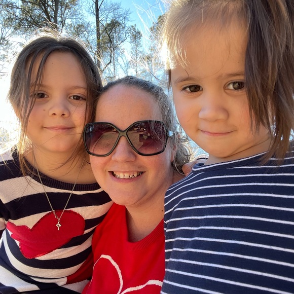 Hi, I’m Danni! Welcome to my closet! - Picture 4 of 5